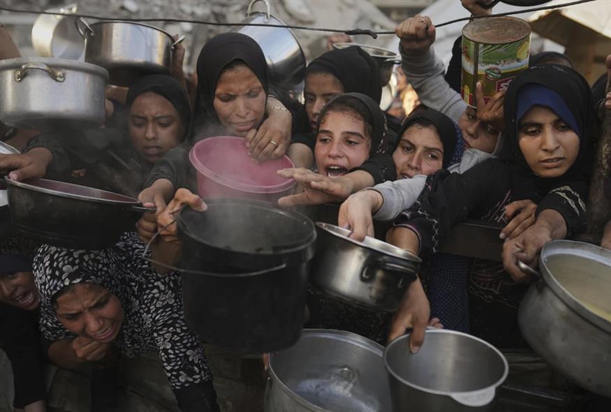 Παλαιστίνιοι προσπαθούν να βρουν τρόφιμα στη Γάζα την ώρα που οι ειδικοί προειδοποιούν για λιμό Παλαιστίνιοι προσπαθούν να βρουν τρόφιμα στη Γάζα την ώρα που οι ειδικοί προειδοποιούν για λιμό