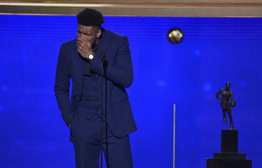 Δακρυσμένος στην απονομή του MVP του NBA (AP)