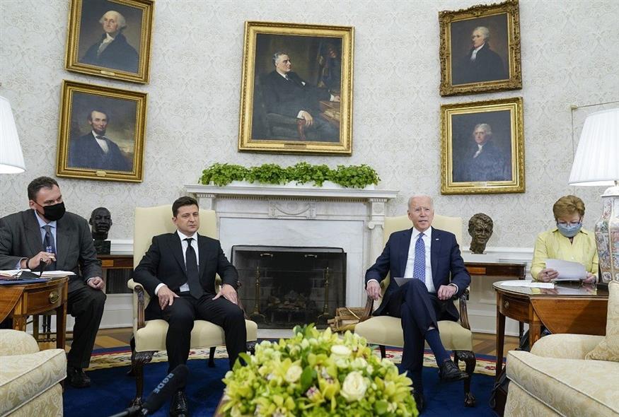 Οι πρόεδροι ΗΠΑ και Ουκρανίας κατά τη συνάντησή τους στο Οβάλ Γραφείο τον Σεπτέμβριο του 2021 (Associated Press)
