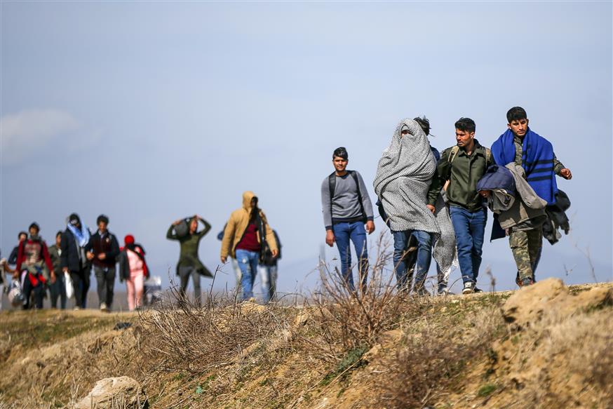 Πρόσφυγες και μετανάστες στο δρόμο για τα ελληνοτουρκικά σύνορα  (AP Photo/Emrah Gurel)