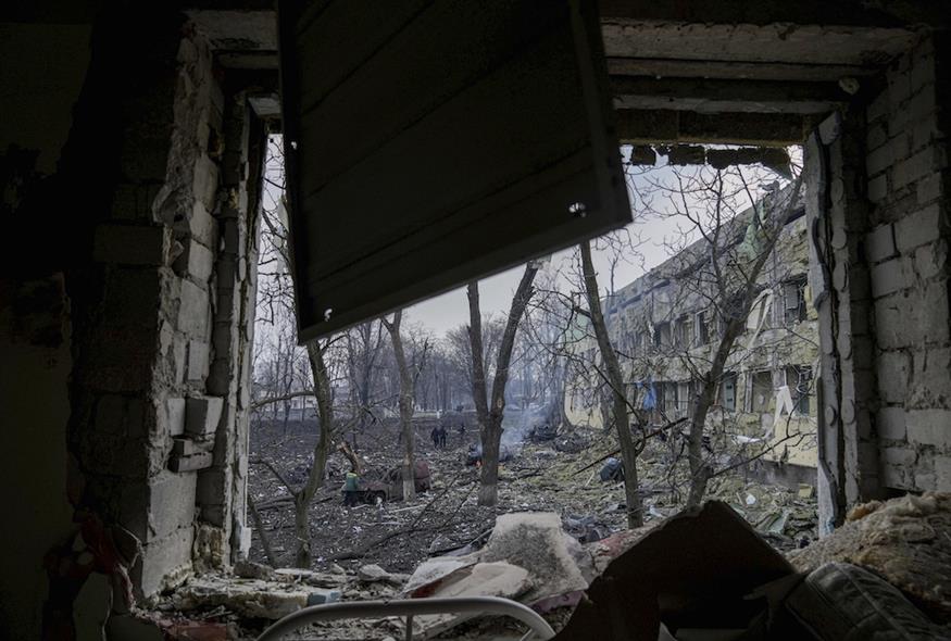 Η βομβαρδισμένη Μαριούπολη / AP Photo/Evgeniy Maloletka