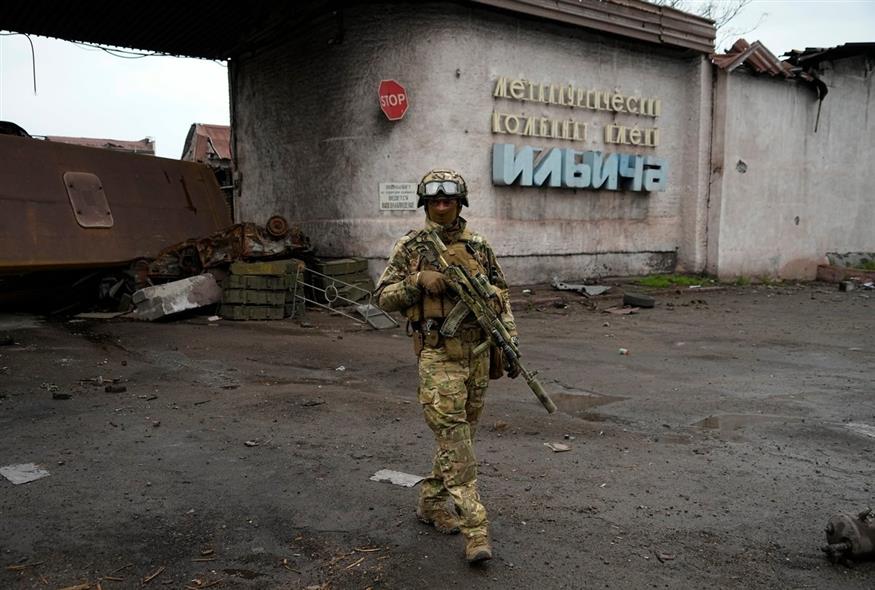 Ρώσος στρατιώτης περιπολεί σε κατεστραμμένο τμήμα του μεταλλουργικού εργοστασίου Illich Iron &amp; Steel Works στη Μαριούπολη / AP Photo