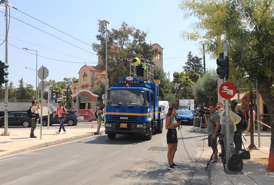 Πτώση κολώνας της ΔΕΗ στην οδό Φωκών στην Νέα Φιλαδέλφεια (ΓΙΑΝΝΗΣ ΠΑΝΑΓΟΠΟΥΛΟΣ/EUROKINISSI)