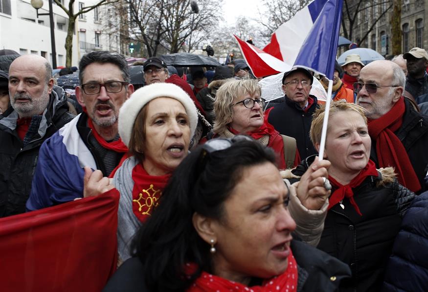 Τα «κόκκινα φουλάρια» στους δρόμους του Παρισιού (AP Photo/Rafael Yaghobzadeh)