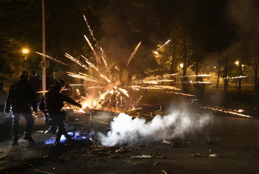 Βράζει η οργή στη Γαλλία: Τρίτο βράδυ ταραχών μετά τη δολοφονία 17χρονου από αστυνομικό / AP (GALLERY)