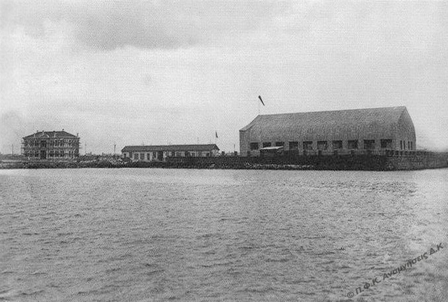 Υδατοδρόμιο Π.Φαλήρου: Δεξιά το μεγάλο υπόστεγο με την υδατοδεξαμενή, αριστερά η έπαυλη των πιλότων και στο μέσον το κτίριο με τα γραφεία της Αεροεσπρέσσο / φωτο από συλλογή Δημήτρη Κακίτση