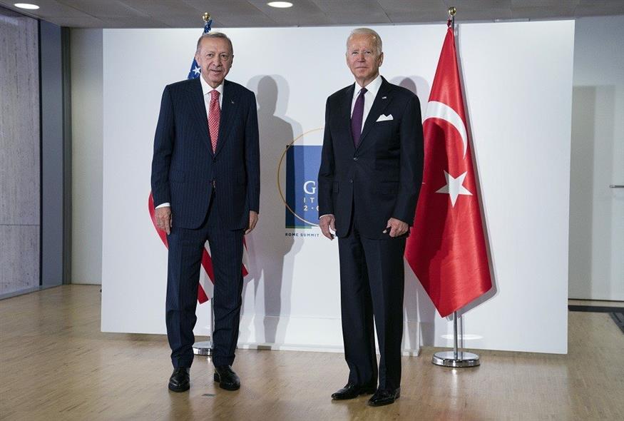 Ο αμερικανός πρόεδρος με τον τούρκο ομόλογό του στη σύνοδο κορυφής των ηγετών των G20 στη Ρώμη, τον Οκτώβριο του 2021 (Associated Press)