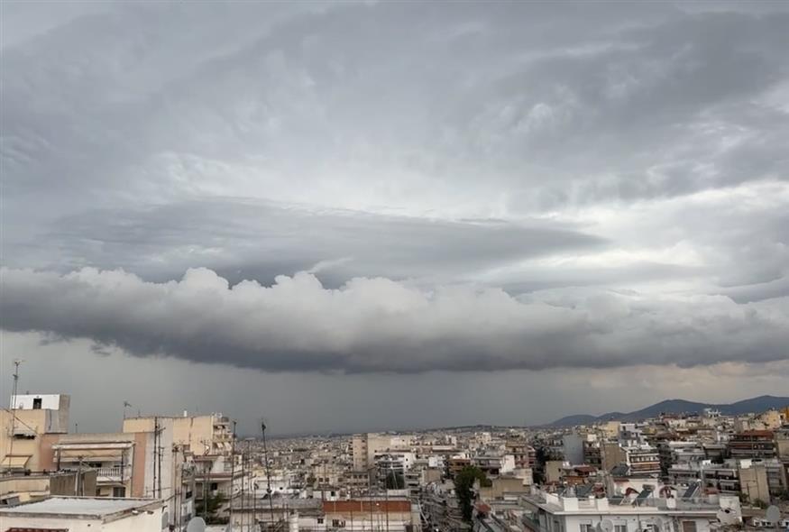 Εντυπωσιακό «shelf cloud» κάλυψε τη Θεσσαλονίκη (screenshot) Εντυπωσιακό «shelf cloud» κάλυψε τη Θεσσαλονίκη (screenshot)