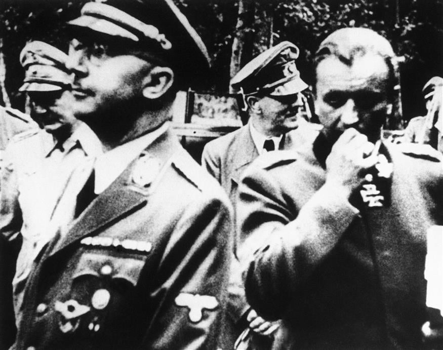 Η φωτογραφία λήφθηκε αμέσως μετά την απόπειρα βομβαρδισμού στη ζωή του Αδόλφου Χίτλερ. Αριστερά εικονίζονται ο Χίμλερ, πίσω ο Γκέρινγκ και στο βάθος ο Χίτλερ/ copyright: AP PHOTOS