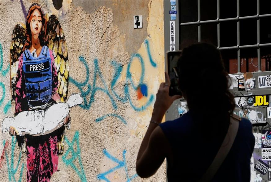 Γκράφιτι αφιερωμένο στους δημοσιογράφους που χάνουν τη ζωή τους στη Γάζα (AP Photo/Gregorio Borgia)