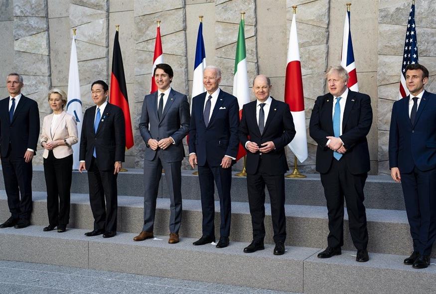 Οι ηγέτες των G7 μαζί με τον Γ.Γ. του ΝΑΤΟ, Γενς Στόλτενμπεργκ και την πρόεδρος της Κομισιόν, Ούρσουλα φον Ντερ Λάιεν, μετά τη Σύνοδο Κορυφής στις Βρυξέλλες (Associated Press)