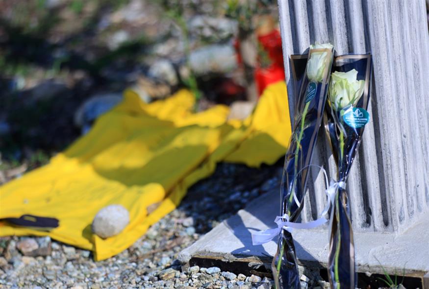 ΕΚΔΗΛΩΣΗ ΜΝΗΜΗΣ ΣΤΟ ΣΗΜΕΙΟ ΤΟΥ ΣΙΔΗΡΟΔΡΟΜΙΚΟΥ ΔΥΣΤΥΧΗΜΑΤΟΣ ΤΩΝ ΤΕΜΠΩΝ ΑΠΟ ΚΑΤΟΙΚΟΥΣ ΚΑΙ ΜΑΘΗΤΕΣ ΣΧΟΛΕΙΩΝ ΑΠΟ ΤΟΥΣ ΓΟΝΟΥΣ ΛΑΡΙΣΑΣ