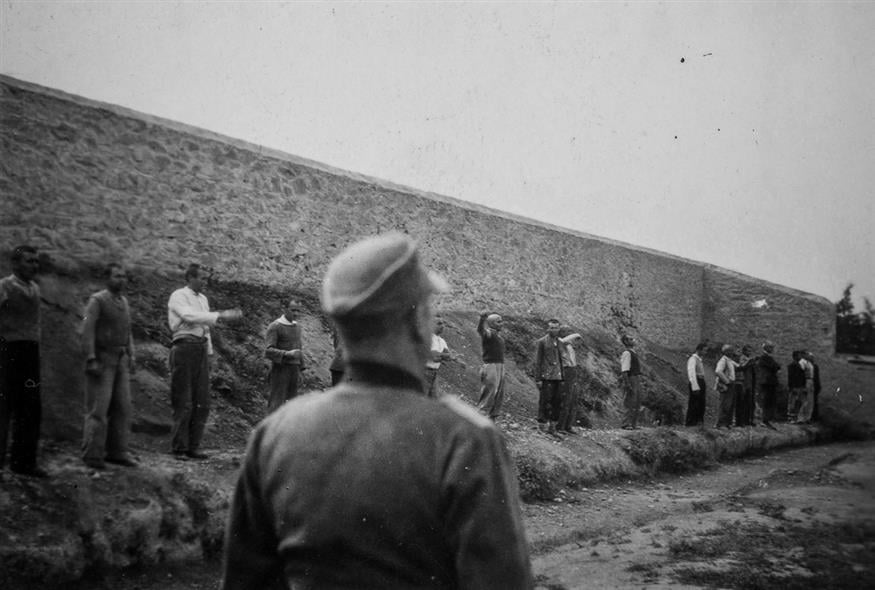 Οι συγκλονιστικές φωτογραφίες - ντοκουμέντα από την εκτέλεση των «200» στην Καισαριανή