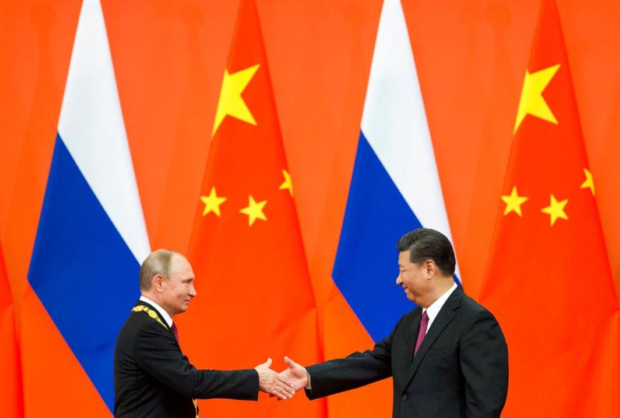 o πρόεδρος Σι Τζινπίνγκ με τον Βλάντιμιρ Πούτιν/AP
