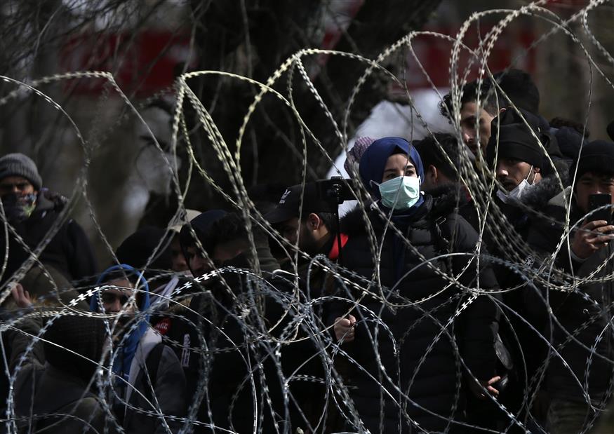 Πρόσφυγες και μετανάστες στα ελληνοτουρκικά σύνορα (AP Photo/Giannis Papanikos)