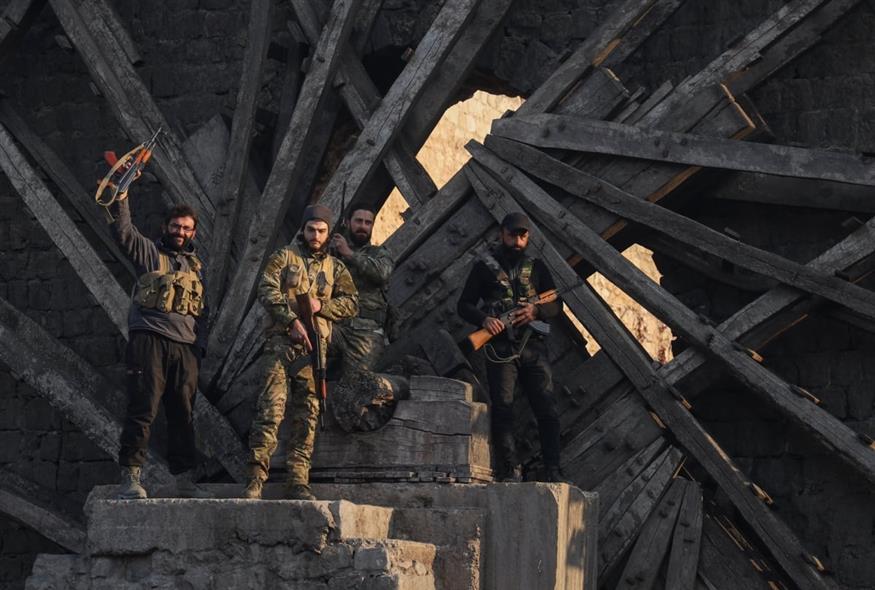 Αντάρτες στη Συρία αφού κατέλαβαν τη Χάμα (AP Photo)