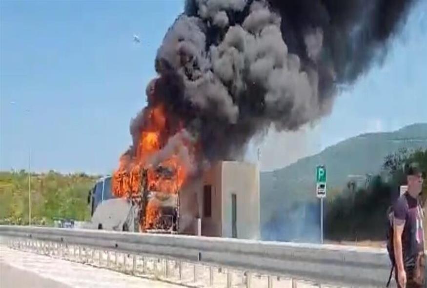 Λεωφορείο του ΚΤΕΛ έπιασε φωτιά/karvasaras.gr