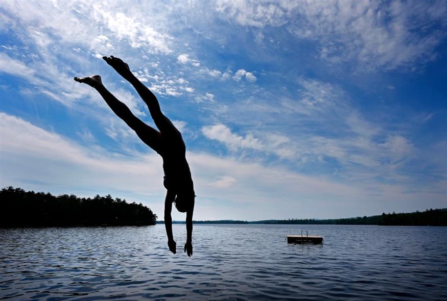Βουτιά σε λίμνη (AP Photo/Robert F. Bukaty)