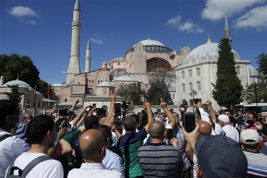 Ισλαμιστές πανηγυρίζουν έξω από το σύμβολο της Ορθοδοξίας (Ap Images)