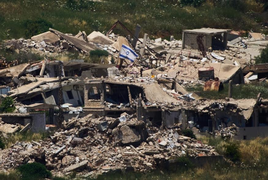 Σημαία του Ισραήλ σε κατεστραμμένο από αεροπορικά πλήγματα κτίριο στον Λίβανο (AP)