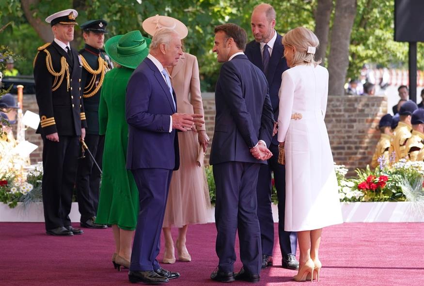 Ο βασιλιάς Κάρολος υποδέχεται τον Εμανουέλ Μακρόν (Alberto Pezzali/ASSOCIATED PRESS)