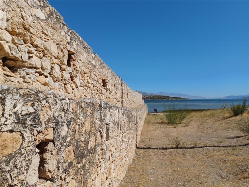 Μέρος του Τείχους της Αγίας Τριάδας που καταλήγει στο Βουρκάρι | © Χριστίνα Τσαμουρά