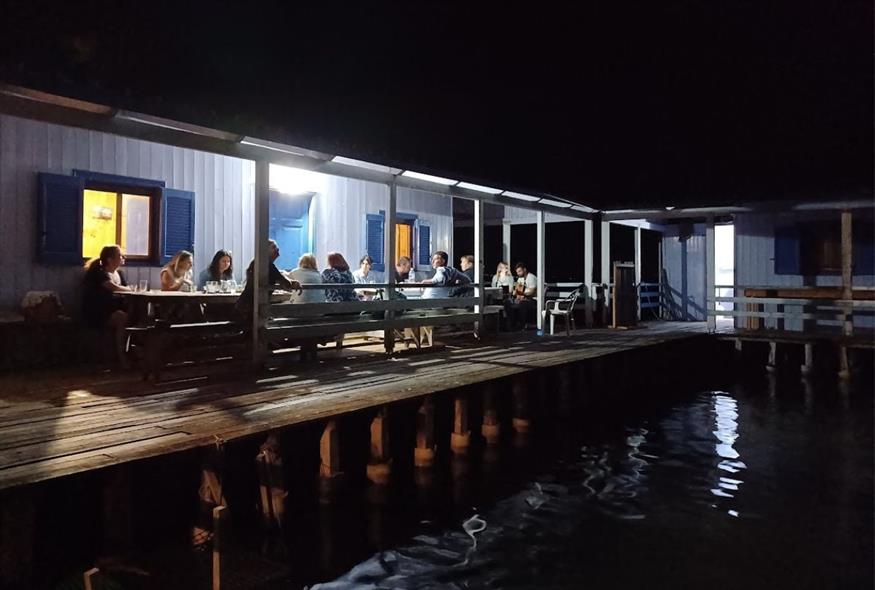 Ντόπιοι και επισκέπτες γίνονται μια παρέα στην πελάδα της Κλείσοβας, του Αλιευτικού Συνεταιρισμού «Αναγέννηση», και πίνουν το ουζάκι τους με ντόπιο μεζέ καθώς η νύχτα πυκνώνει