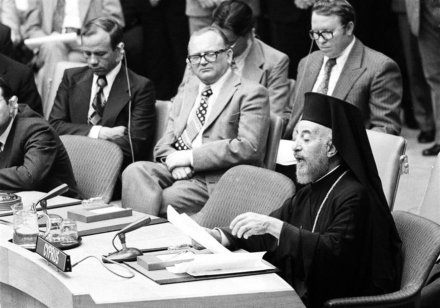 Ο Αρχιεπίσκοπος Μακάριος στις 19 Ιουλίου του 1975 στην έδρα του ΟΗΕ στη Νέα Υόρκη (ΕΘΝΟΣ)
