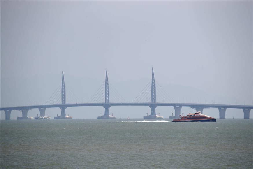 Η πιο μεγάλη υπόγεια γέφυρα παγκοσμίως (AP Photo/Andy Wong)