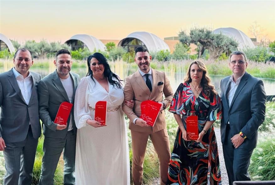 (από αριστερά:) Ο Νίκος Πατσατζής, Head of Career Sales Force της Eurolife FFH, oι Γιάννης Καρούτσος, Σοφία Κάτσιου, Τηλέμαχος Δεληγιάννης και Κατερίνα Προεστάκη, μέλη του Career Sales Force και βραβευθέντες για τις επιδόσεις τους το 2024, και ο Νίκος Δελένδας, Γενικός Διευθυντής Πωλήσεων, Εκπαίδευσης &amp; Ανάπτυξης Προϊόντων της Eurolife FFH