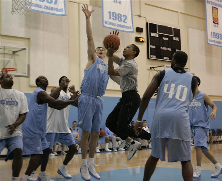 O Ομπάμα παίζει μπάσκετ/(AP Photo/Jae C. Hong, File)