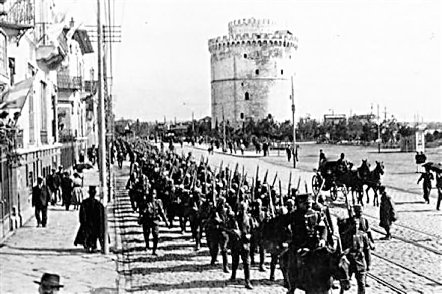 Ο Ελληνικός στρατός µπαίνει στη Θεσσαλονίκη. Το 1912 η πόλη παραδόθηκε στον ελληνικό στρατό σαν σήµερα πριν από 105 χρόνια, αλλά επί 12 µήνες η Ελλάδα τη διατήρησε «δικαίω κατοχής», δηλαδή ως κατεχόµενο οθωµανικό έδαφος (ΕΘΝΟΣ)