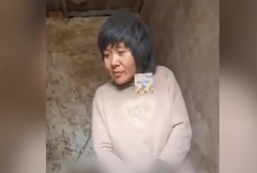 Η γυναίκα από την Κίνα που βρέθηκε αλυσοδεμένη (Screengrab/Youtube)