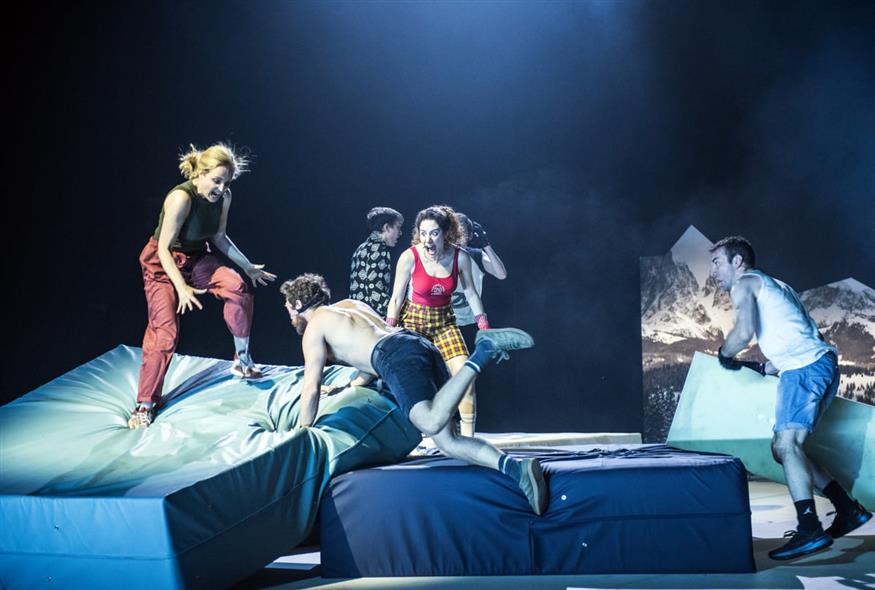 «Τα Σκυλιά», μια σκοτεινή φάρσα για τη βία, τον φόβο και την ελπίδα (Copyright: Karol Jarek)