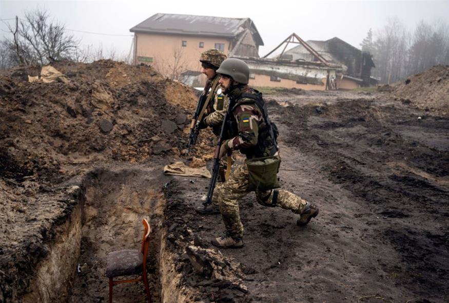 Ουκρανοί στρατιώτες κοντά στο Κίεβο / AP Photo