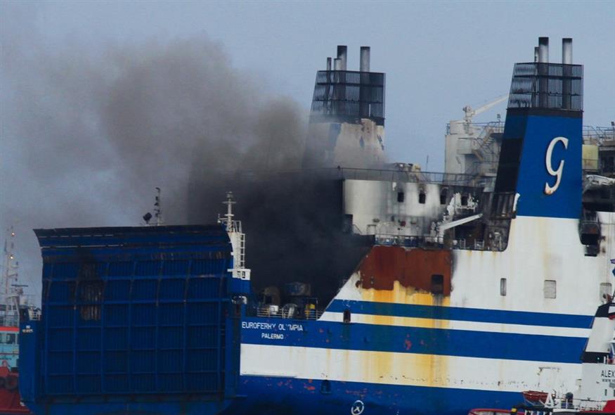Το πλοίο Euroferry Olympia που καίγεται ανοιχτά της Κέρκυρας / EUROKINISSI