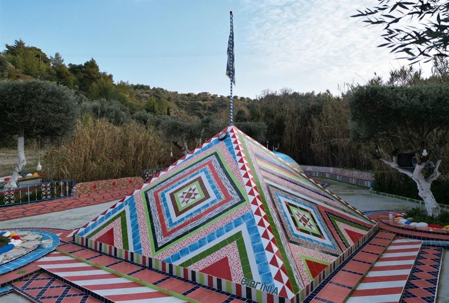 Η πυραμίδα που είναι αφιερωμένη στη σύζυγο του Βιργινία είναι ένα μωσαϊκό χρωμάτων / φωτογραφία Κώστας Ασημακόπουλος για το ethnos.gr