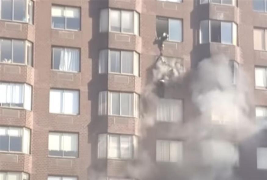 Διάσωση γυναίκας από φλεγόμενο κτίριο στη Νέα Υόρκ/youtube