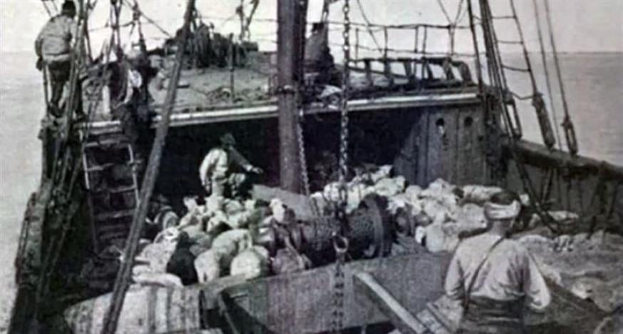 Η μοναδική φωτογραφία από το κατάστρωμα του «Bandirma», του πλοίου που μετέφερε τον Μουσταφά Κεμάλ από την Κωνσταντινούπολη στη Σαμψούντα τον Μάιο του 1919