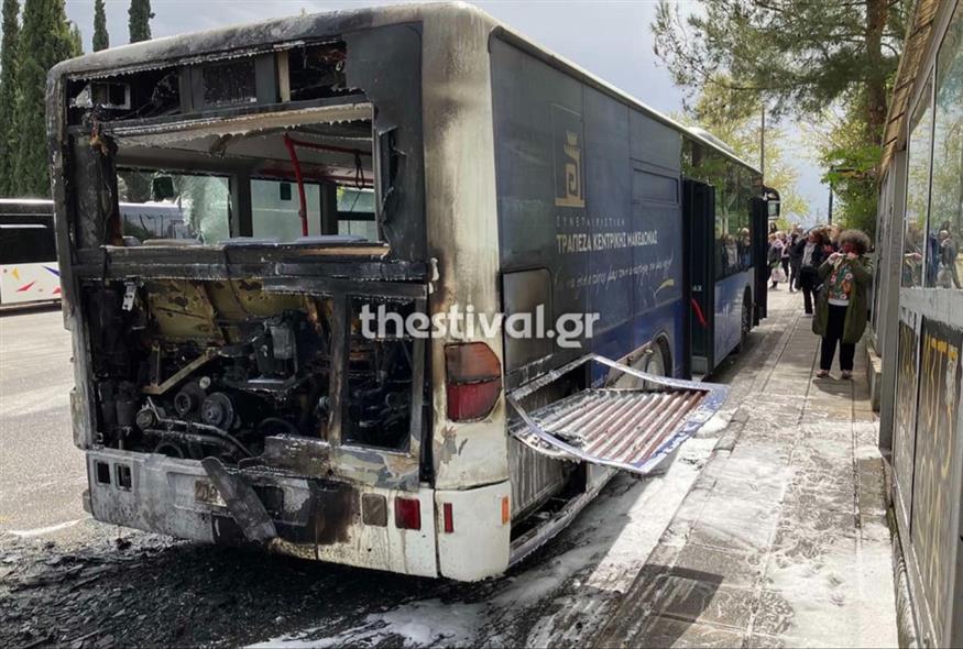 Φωτιά σε λεωφορείο στη Θεσσαλονίκη/thestival.gr