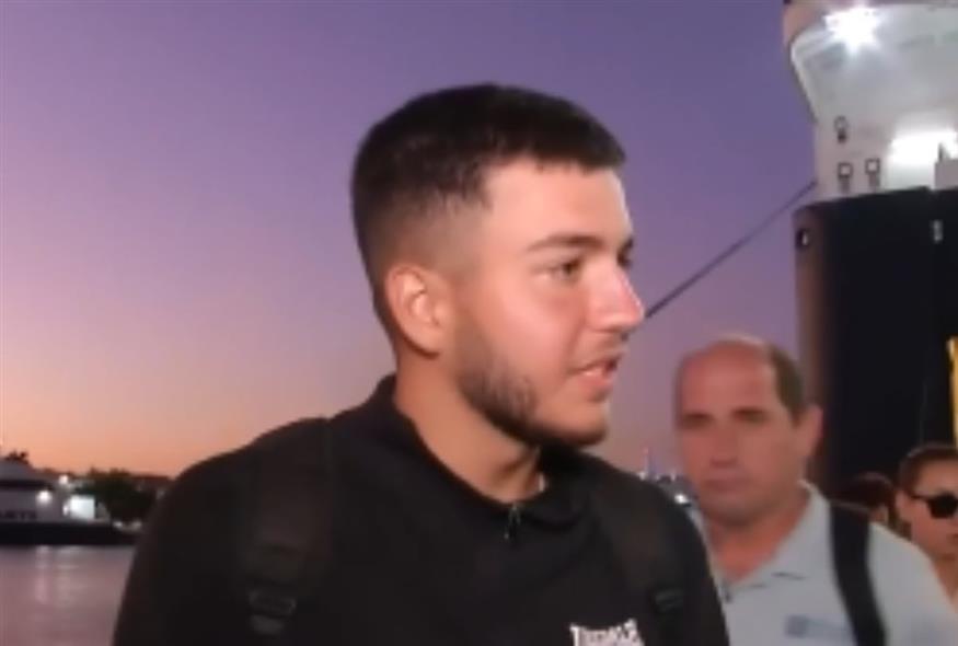 νεαρός στο Λιμάνι του Πειραιά/ACTION 24