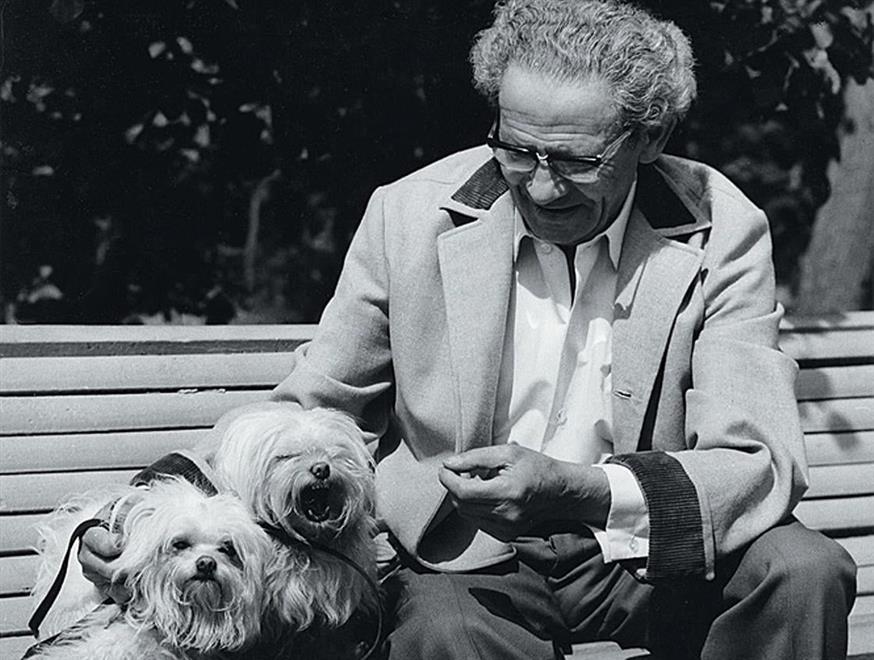 Ο Βολφ Μέσινγκ με τα σκυλιά του...