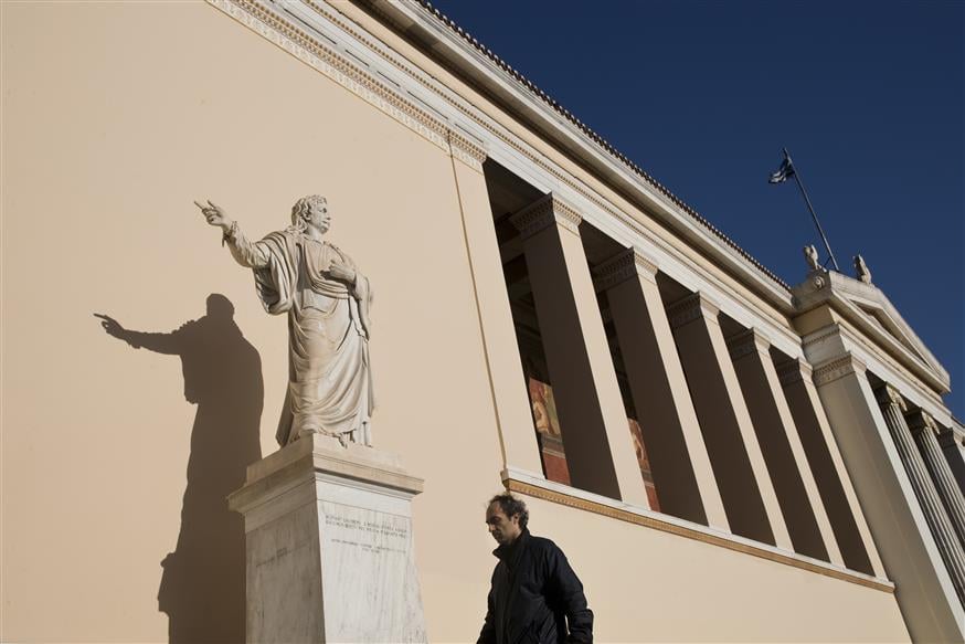 Το άγαλμα του Ρήγα μπροστά από τα Προπύλαια του Πανεπιστημίου Αθηνών/ copyright: AP PHOTOS