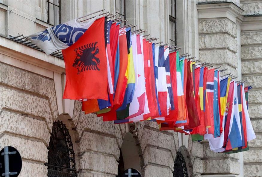 Σημαίες κρέμονται μπροστά από το Hofburg όπου βρίσκεται ο Οργανισμός για την Ασφάλεια και τη Συνεργασία στην Ευρώπη, ΟΑΣΕ, στη Βιέννη της Αυστρίας / AP Photo/Ronald Zak