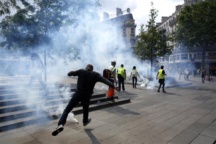 Συγκρούσεις στο Παρίσι/(AP Photo/Thibault Camus)