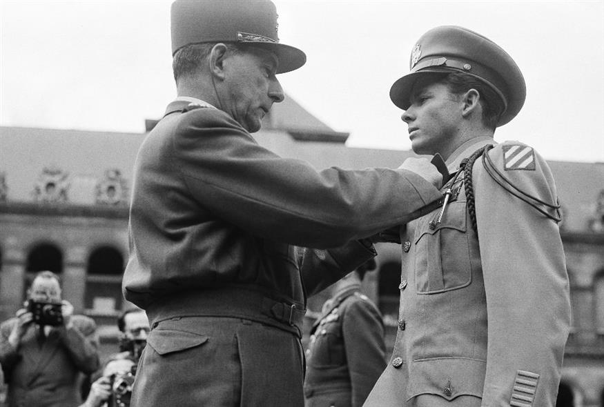 Ο γάλλος στρατηγός Ντε Λατρ ντε Τασινί παρασημοφορεί τον Μέρφι. /copyright Ap Photos