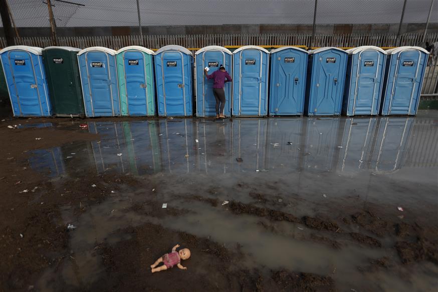 Sports complex sheltering thousands of Central Americans/(AP Photo/Rebecca Blackwell)