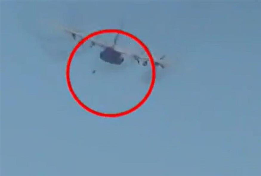 Αλεξιπτωτιστής κρεμόταν από C- 130 στα 5.000 πόδια (Video Capture)
