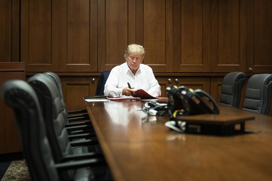 Ο Ντόναλντ Τραμπ στο Walter Reed Hospital (Joyce N. Boghosian/The White House via AP)