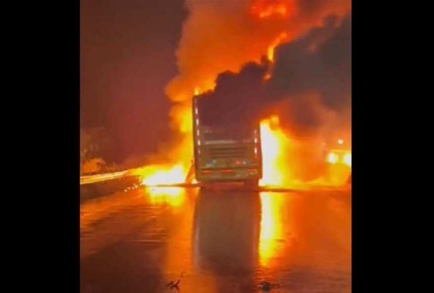 Ινδία: Τουλάχιστον 25 νεκροί μετά από σφοδρή σύγκρουση λεωφορείου με μοτοσικλέτα